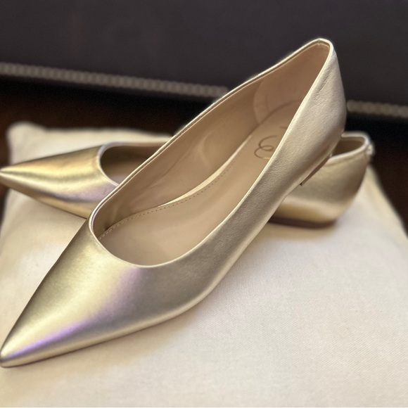 Elegant Gold Leather Sam Edelman Women's Flats - Picture 1 of 3